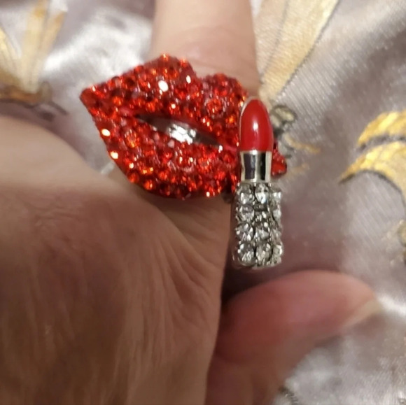 Red Rhinestone lipstick‎ Stretch Ring  New - Picture 1 of 5